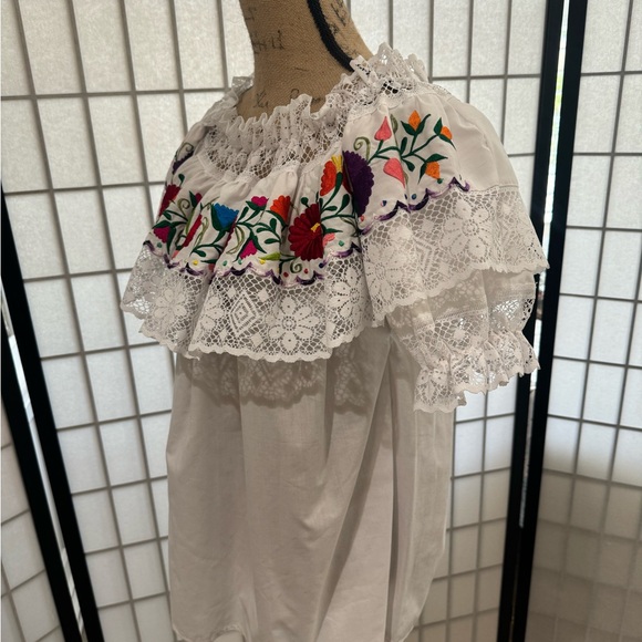 Mexican Short Sleeve Floral Embroidered Ruffle Neckline Blouse Women’s Size L - Picture 7 of 15